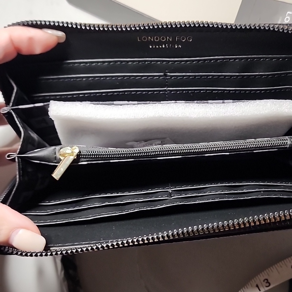London Fog NWT Black Textured Wristlet with Gold Accents - Picture 7 of 7